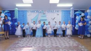 Красивый выход выпускников с шарами.