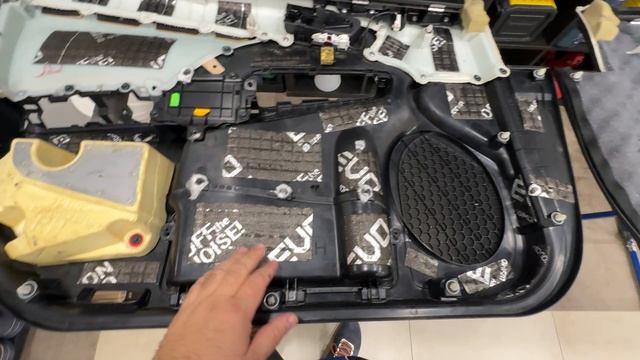 Шумоизоляция дверей авто седана Toyota Camry 55 (4 слоя) в Краснодаре