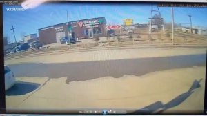 Школьники на самокате въехали под автобус в Красноярске