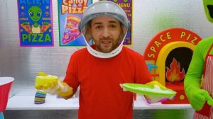 Майк становится супергероем и играет с гигантскими сюрпризами