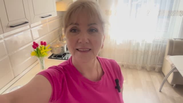 Домашние хлопоты// огурцы растут//заквасила капусту// на обед борщ//