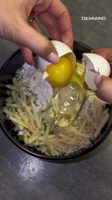 Пирожки с луком и яйцом