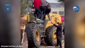 Трагедия в Пекине: бульдозер протаранил рынок, есть погибшие