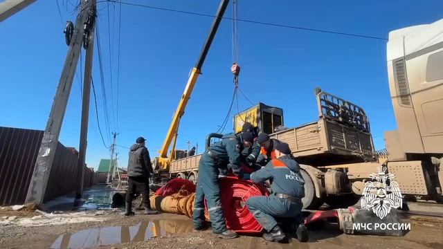 Аэромобильная группировка МЧС России ликвидирует последствия подтопления талыми водами