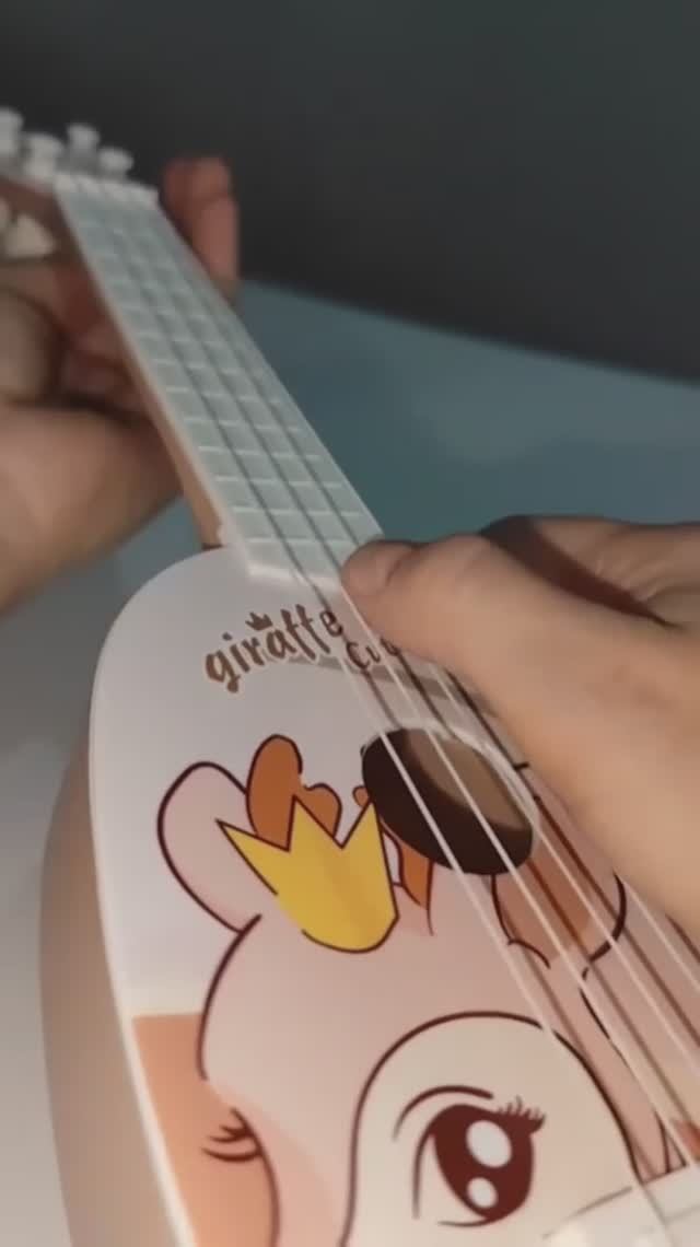 Как звучит детский музыкальный инструмент - Укулеле с нейлоновыми струнами и ярким дизайном