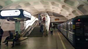 Станция метро интерьер пассажиры поезда Москва Красногвардейская 1