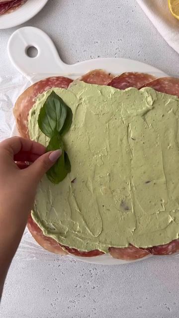 Рулетики из салями с крем-сыром из авокадо, базиликом и вялеными помидорами