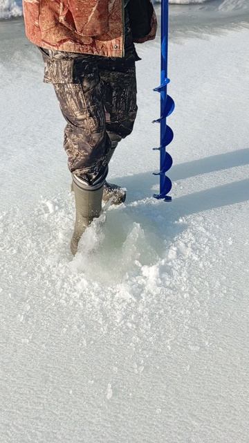 Как бурят лёд рыбаки