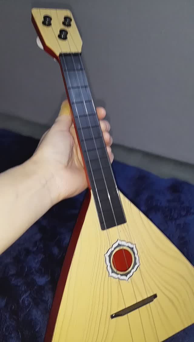 Как звучит детский музыкальный инструмент - балалайка с металлическими струнами