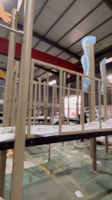 Сборка каркаса детской игровой площадки на заводе перед окончательной установкой