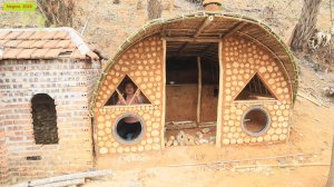 София 56. Строит дом на холме.