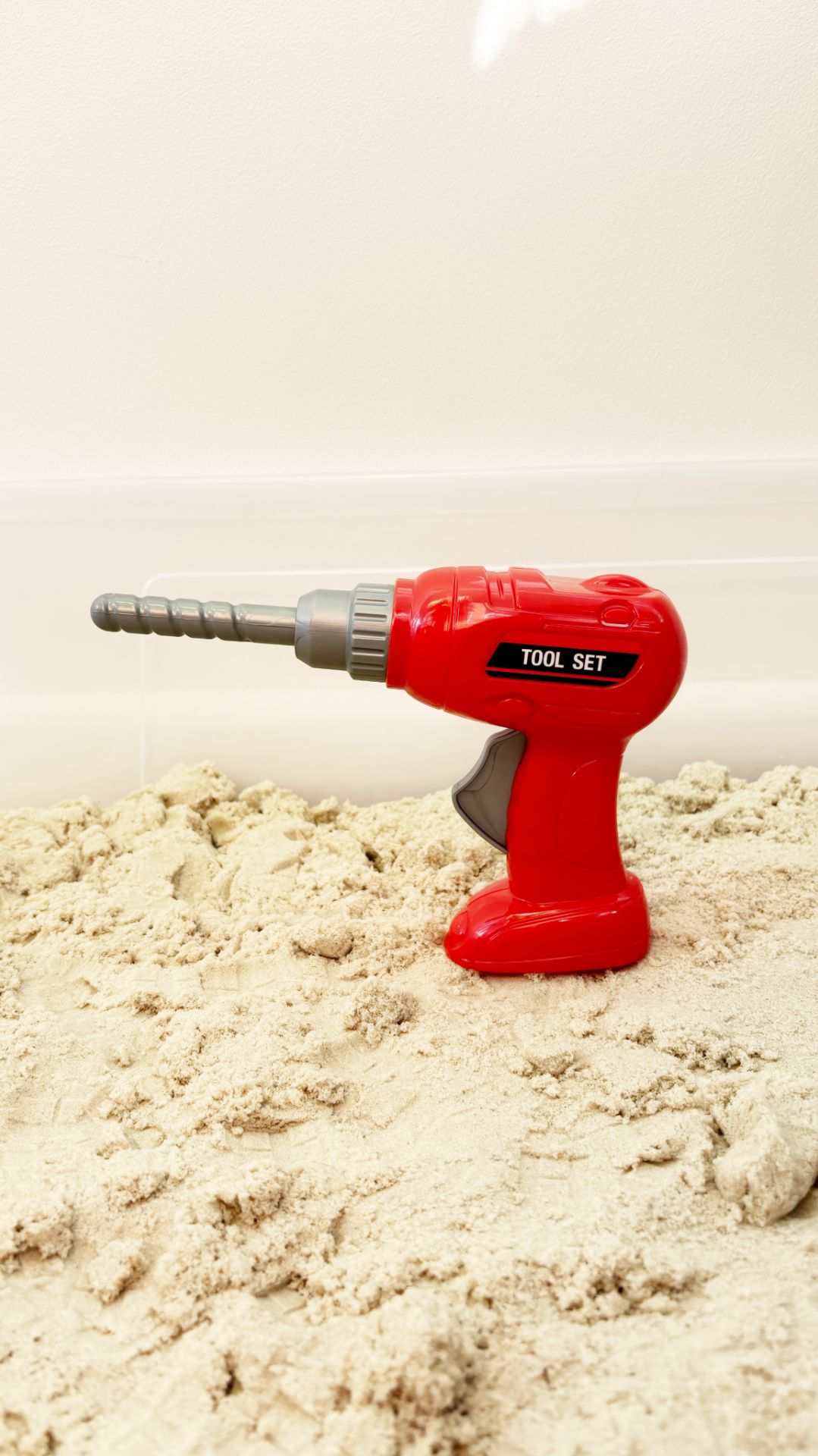 Игрушечная дрель-шуруповерт для малышей с механическим вращением / Полесье - красная