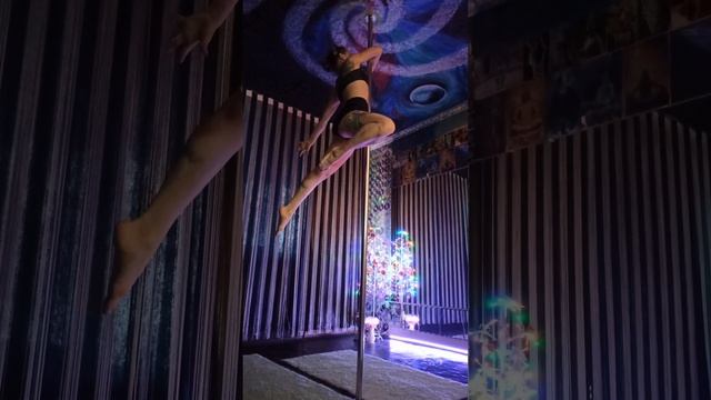 Танцы на пилоне 💗 пилонный спорт💝 крутки 🥇 пилон 🎪 танец 💃 тренировка