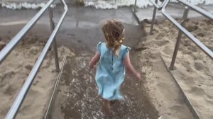 Пляж, на Волге шторм, Вика на горке.