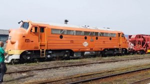 Тепловоз М61.  019 прицепляется к вагонам
