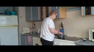 Варю кашу перед работой. Завтрак каша и кофе. Вес снижается.