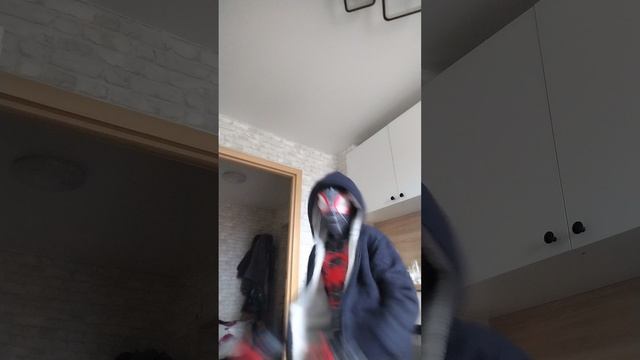 Человек паук танцует