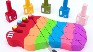 Мультики для малышей. Лепим ногу из кинетического песка