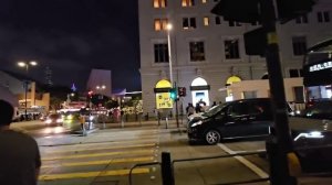 На кораблике по вечернему Гонконгу. Не могу найти еду, после 9 все кафе закрылись. Ну и цены!