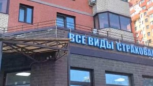 Прохожие чудом заметили малыша на козырьке дома в Подмосковье