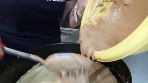 Очень вкусный пирог с творожно-кокосовыми шариками внутри.