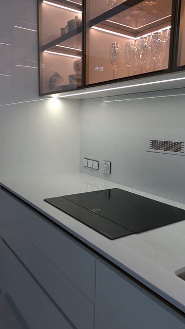 Роскошная белая кухня