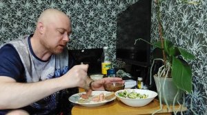 Мукбанг. Жареные сосисоны с яйцами и пару салатиков.