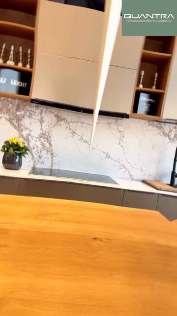 Идеальное комбо для интерьера кухни: кварц + шпон + металл.