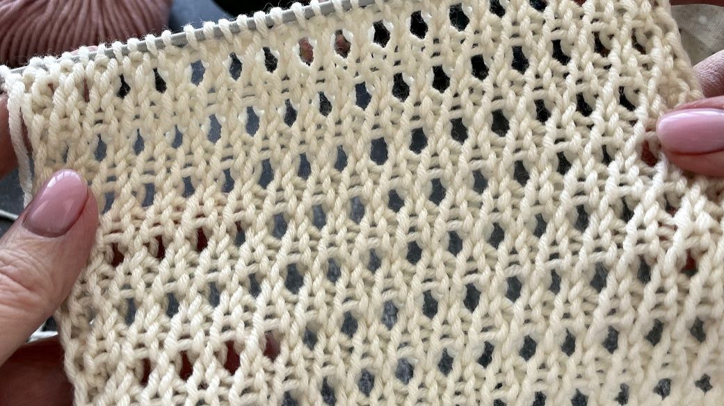 Ажурный узор на основе резинки В раппорте 2 петли Просто и эффектно