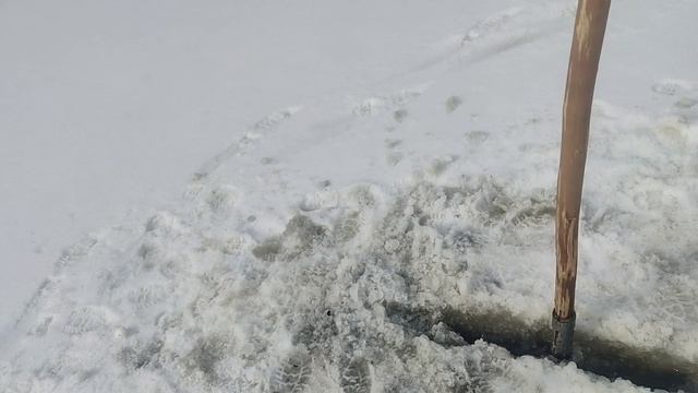Прорубаем прорубь на лесном озере
