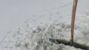 Прорубаем прорубь на лесном озере