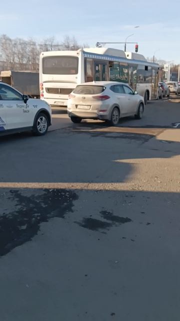 Пробка в Уфе на углу улицы Сельской Богородской, водители стоят на перекрестке