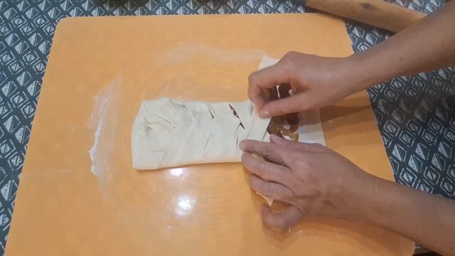 Рулет из слоеного теста с творогом, изюмом и курагой.