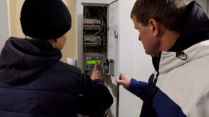 Жители дома, где упал лифт со школьницей, давно жалуются на управляющую компанию