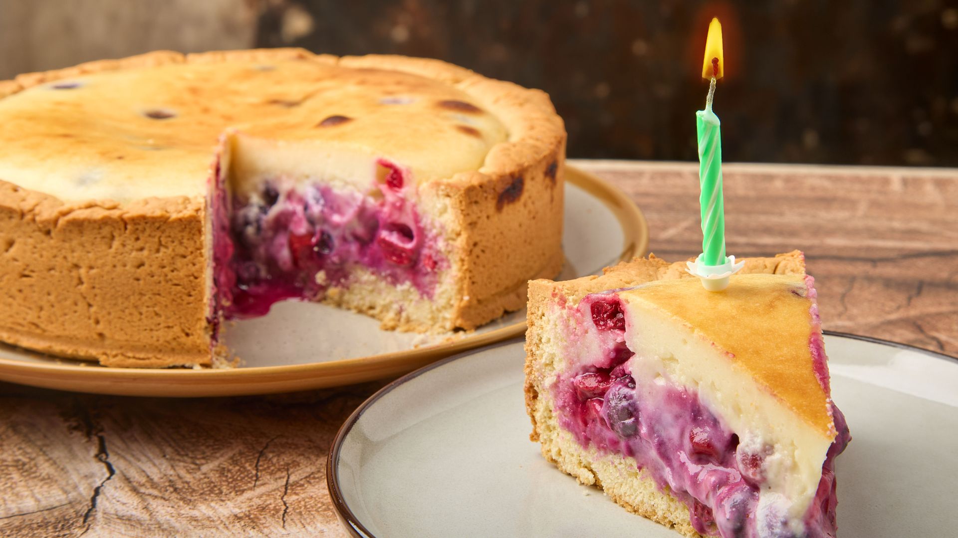 Пирог с черникой и вишней