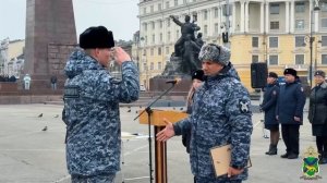 Глава УМВД Приморья Александр Табакаев провел общегарнизонный развод нарядов на центральной площади