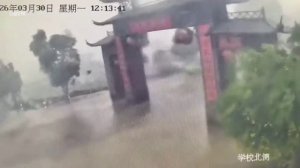 В Китае мотоциклист чудом выжил при обрушении арки из-за шторма