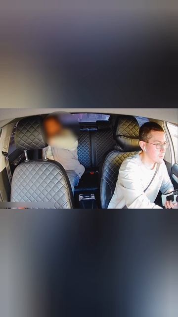 Все там останавливаются. Бородатый вызвал такси в неположенное место. Дешевые понты эконома.