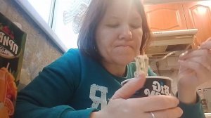 Пробую лапшу быстрого приготовления со вкусом море продуктов 😋