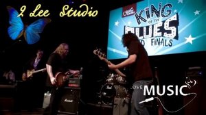 Warren Haynes ­with Joe Bonamassa  Guitar Center's King of the Blues 2011.