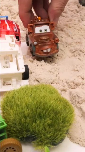 Мэтр убирает свалку! Но кто ему помешает? #машинки #игрушки #молния_маквин