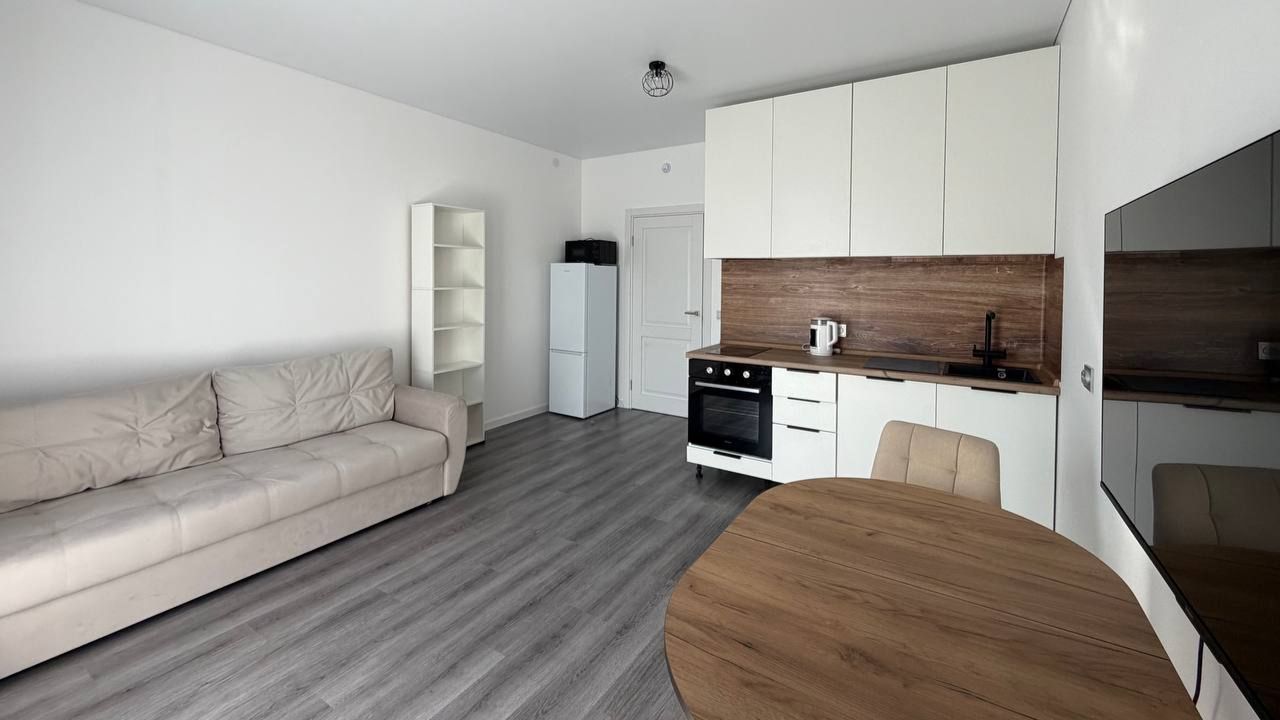 Сдаётся уютная квартира-студия с качественным ремонтом в современном жилом комплексе.