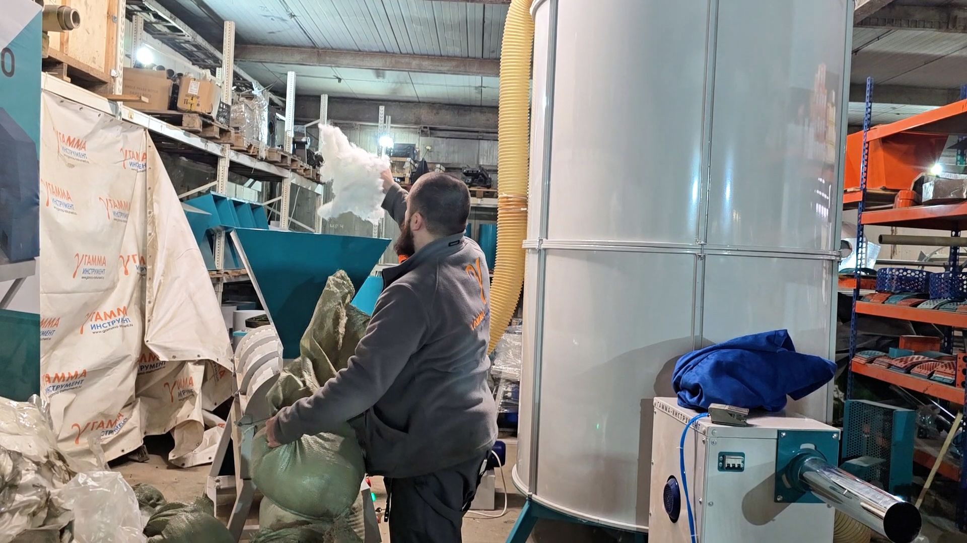 ⚡ Быстрый цикл: перерабатываем синтепон → формируем шар → набиваем подушку! 🤲 #переработкасинтепона