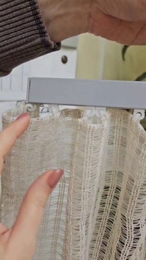 Крючки «Спасатели» для профильного карниза. Примение
