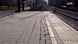 В Саратове на обновленном трамвайном маршруте разваливается остановка