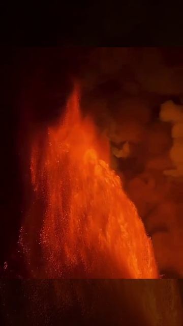 На Гавайях происходит редкое «тройное» извержение вулкана