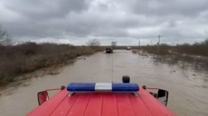 Дома затоплены, людей вывозят на лодках их затопленных сел в Чечне. Повреждены мосты и газопроводы