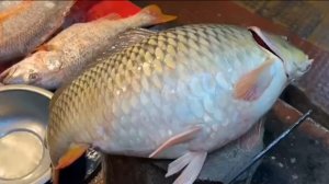 Профессиональная очистка и разделка рыбы на рынке