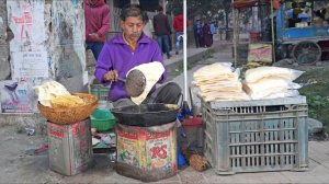 Уникальное хрустящее приготовление гигантских пападамов на обочине дороги – уличная еда Бангладеш