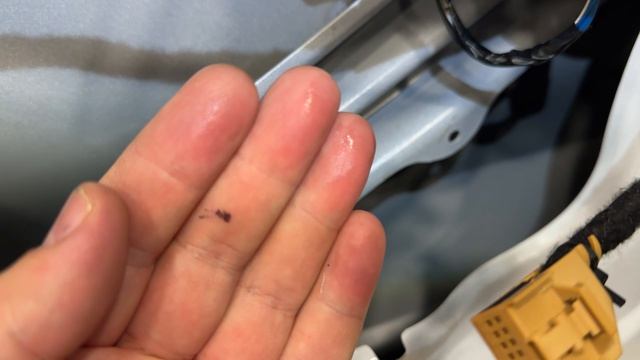 В дверях конденсат и полное отсутствие родной шумоизоляции Geely Tugella